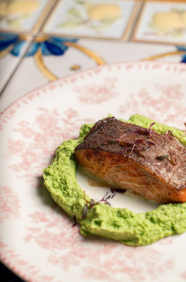 Лосось с пюре из брокколи