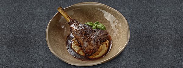 Томленая голень ягнёнка