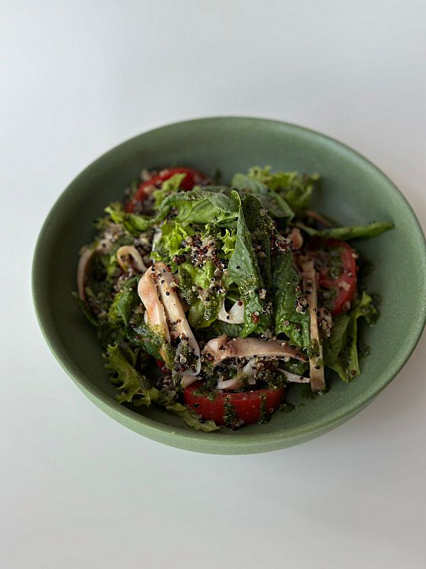 Салат с киноа и кальмаром гриль под соусом песто