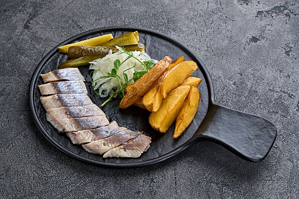 Сельдь слабосоленая с картофелем и луком