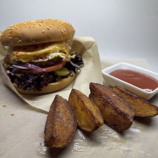 Бургер с говяжьей котлетой и яйцом