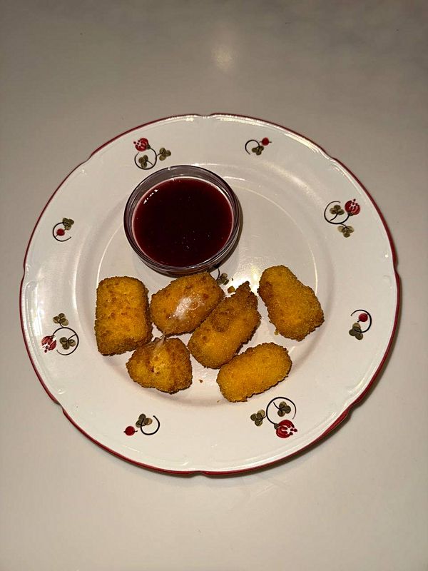 Сыр бри в хрустящей панировке с ягодным соусом