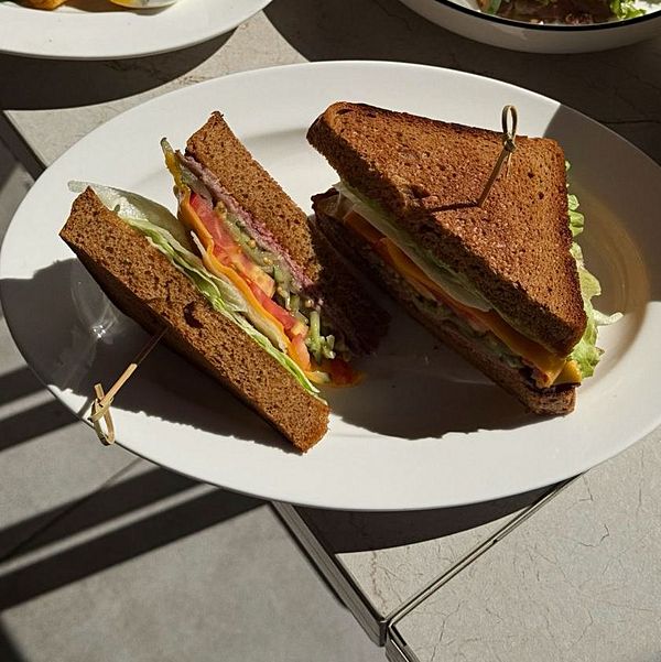 Горячий сендвич с ростбифом