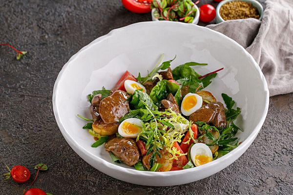 Французский салат с печенью, авокадо и перепелиным яйцом