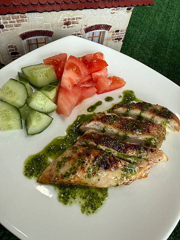 Филе цыпленка под соусом песто и овощами