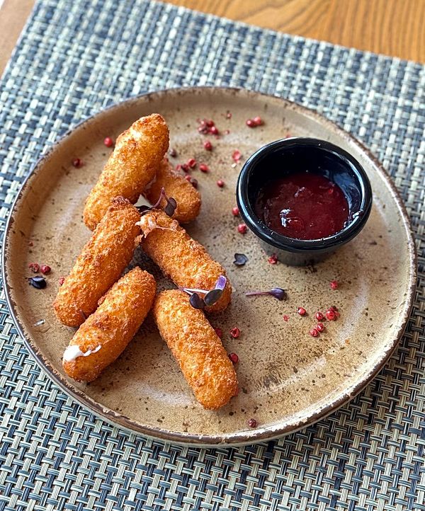 Моцарелла фри с ягодным соусом