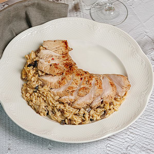 Стейк куриный с орзо и грибами в соусе карри