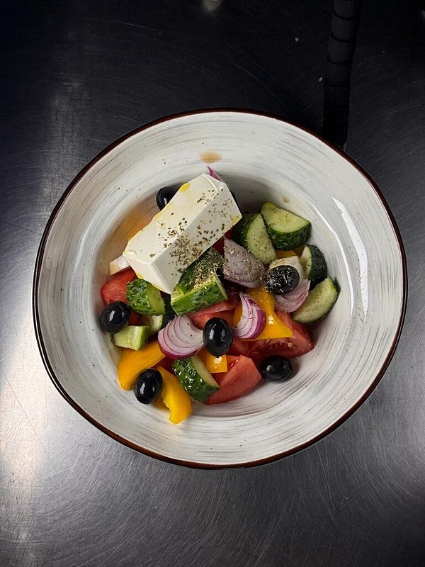 Греческий салат с крымскими овощами и соленым сыром