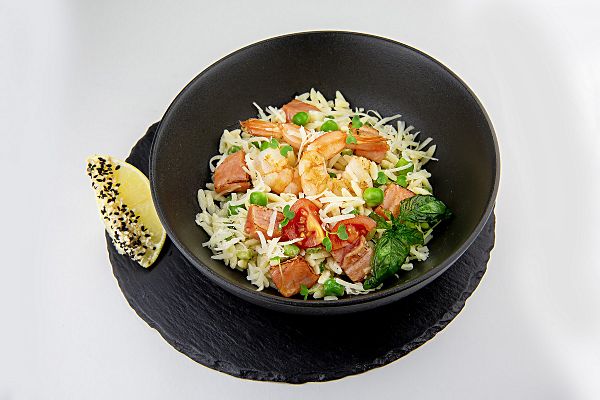 Орзо с лососем и тигровой креветкой