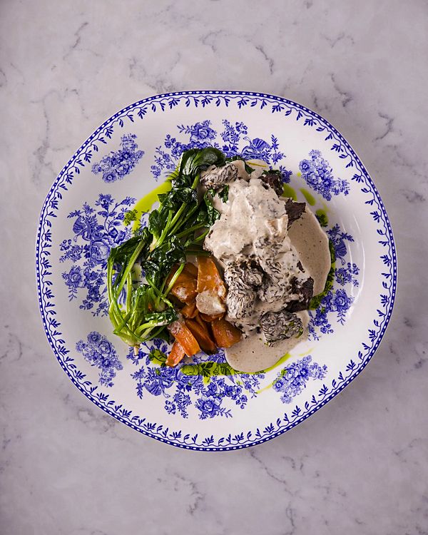 Говяжьи щеки со сморчками