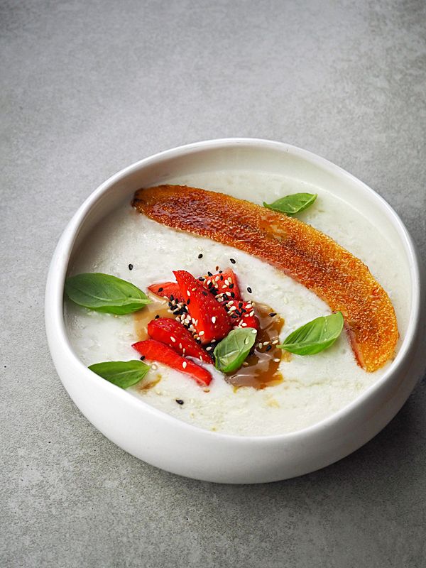 Рисовая каша с карамельным бананом, арахисовой пастой и манго