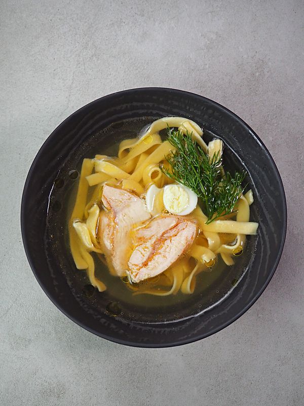 Куриный бульон с домашней лапшой и перепелиным яйцом