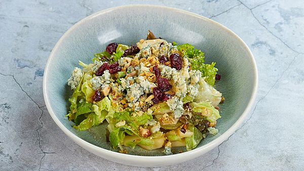 Салат из свежей груши, сыра дорблю, карамелизированного ореха и вяленой клюквы под соусом айоли