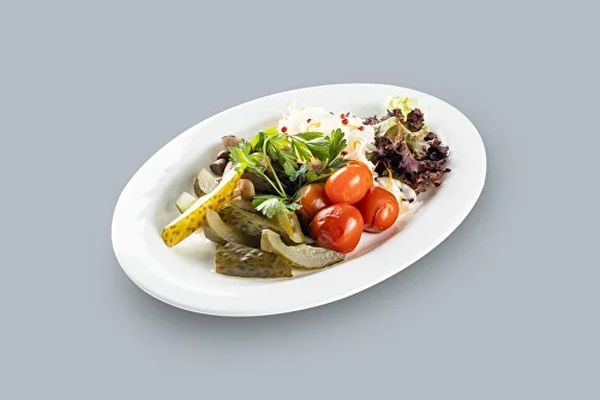 Набор из соленых и маринованных овощей