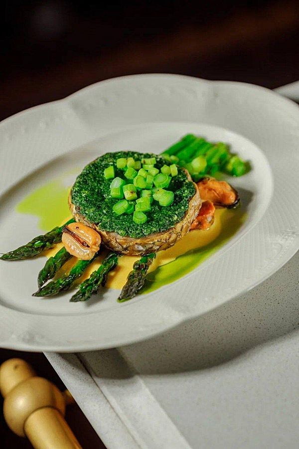 Кефаль с соусом бер-блан и спаржей