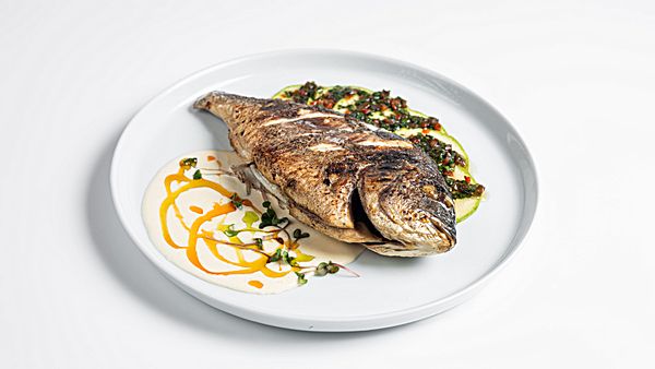 Дорадо на гриле с карпачо из цукини и сливочно-лимонным соусом