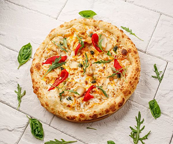 Пицца с курицей и печеным перцем