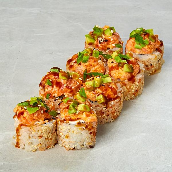 Лосось тар тар с авокадо спайс