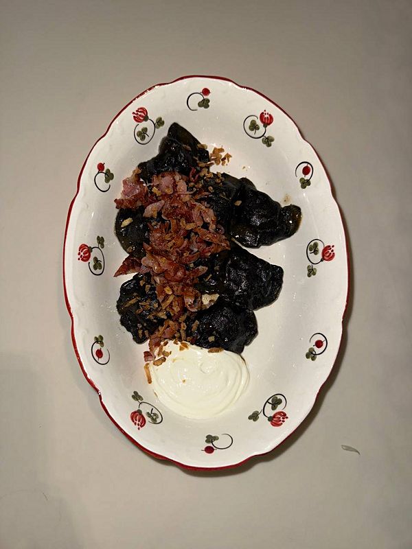 Вареники с томленой грудинкой, беконом фри и луком фри