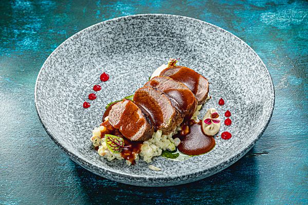 Свиная вырезка с картофельным ризотто и томатным демигласом