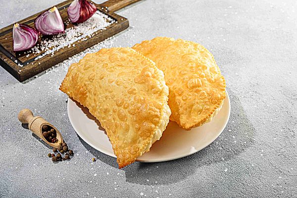 Чебурек с картофельным пюре и жареным луком