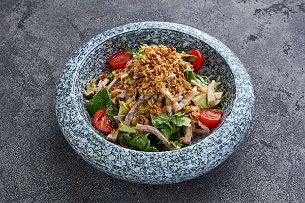 Салат из 3-х видов мяса с медово-горчичным соусом