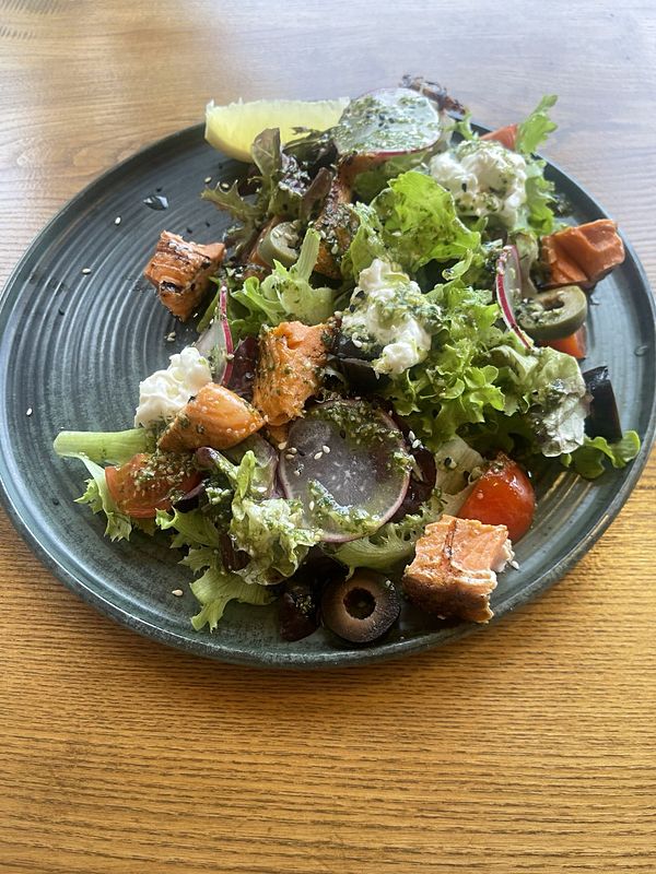 Стейк-салат с филе лосося, страчателлой и крафтовым песто