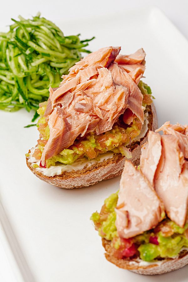 Нежнейшая семга горячего копчения с гуакамоле и сырным соусом