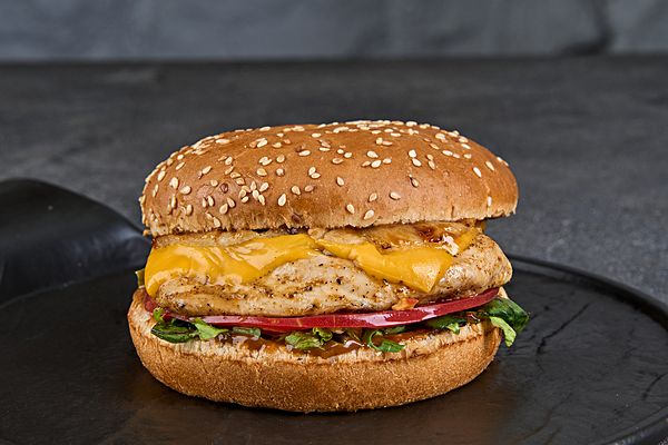 Куриный бургер с ананасом гриль