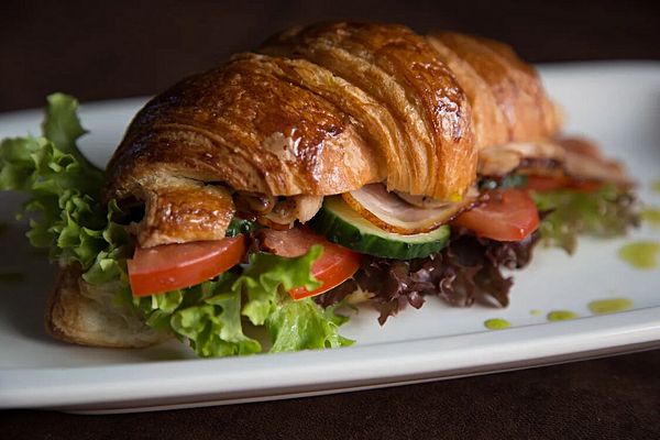 Круассендвич с курицей и беконом