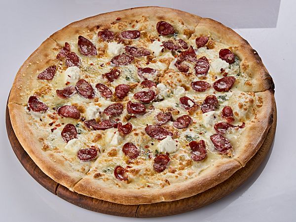 Пицца 4 сыра с охотничьими колбасками