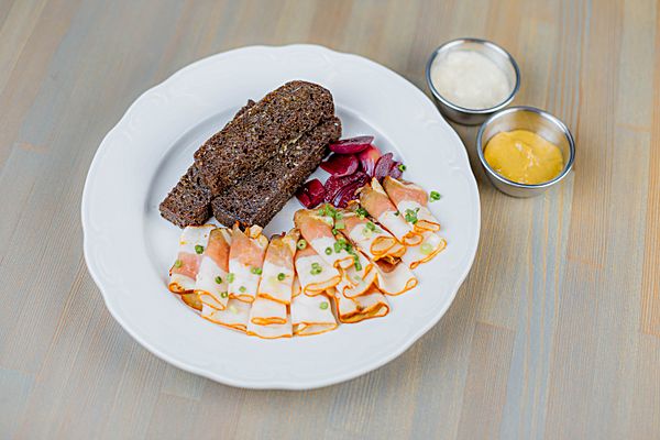 Домашнее сало со свекольным чесноком и гренками