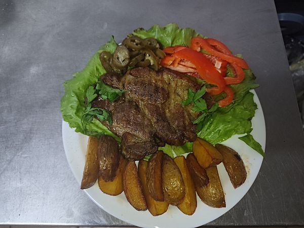 Стейк пять перцев (подается с картофелем по деревенски)