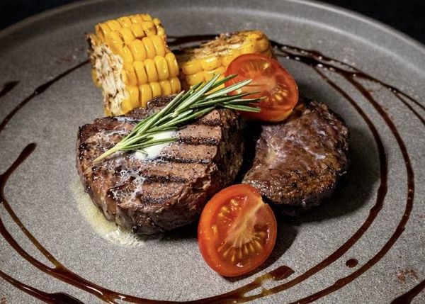 Медальоны из телятины с молодой кукурузой