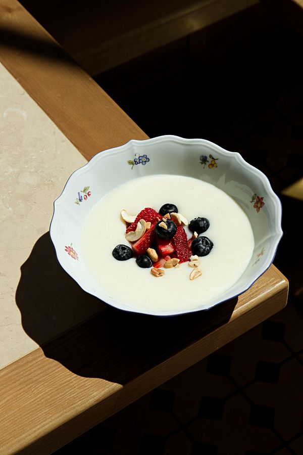 Манная каша со свежими ягодами