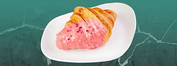 Круассан с малиной