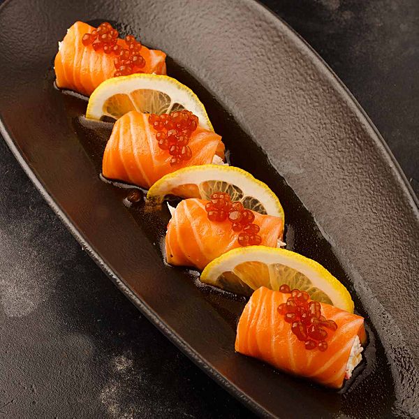 Рулетики из лосося с мясом краба и соусом шисо