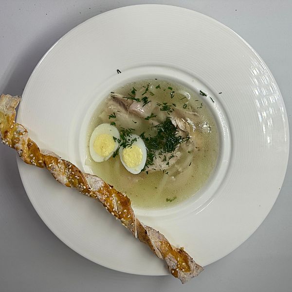 Лапша домашняя с курицей и яйцом пашот