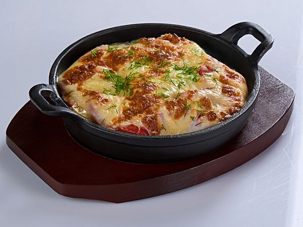 Запеченная сковородка с куриным филе и соусом Бешамель