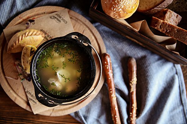 Уха из двух видом рыб с расстегаем