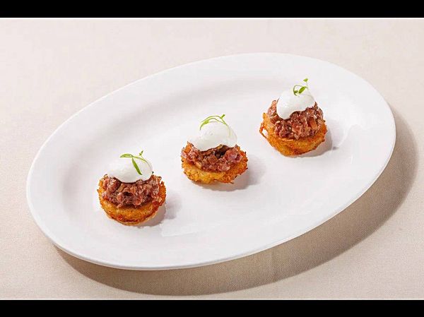 Тартар из телятины на драниках с муссом из пармезана