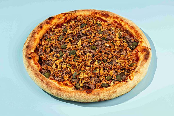 Пицца с рваной телятиной и трюфельным жульеном