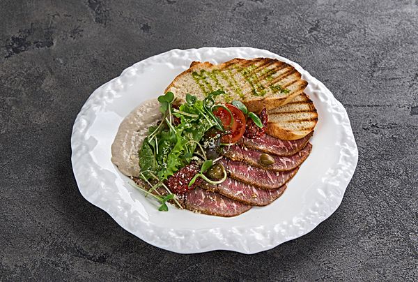 Пастрами с соусом витело тонато