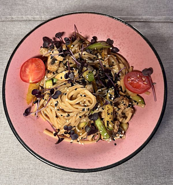 Удон с курицей в соусе терияки