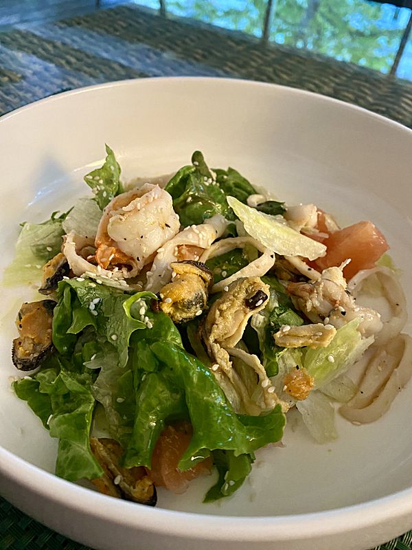 Лёгкий салат с морепродуктами, авокадо и апельсином