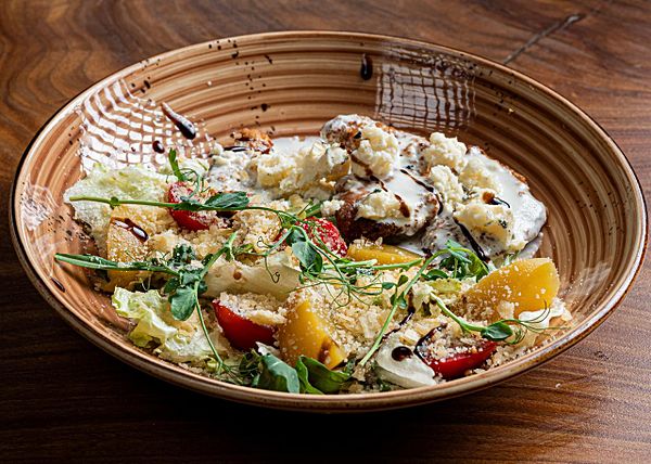 Салат с персиком и индейкой