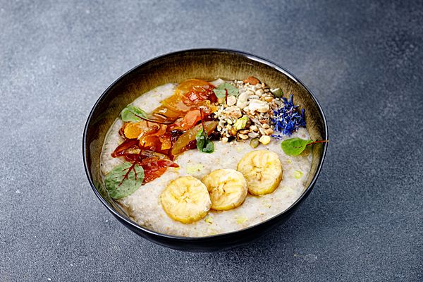 Овсяная каша с горным мёдом и вялеными фруктами