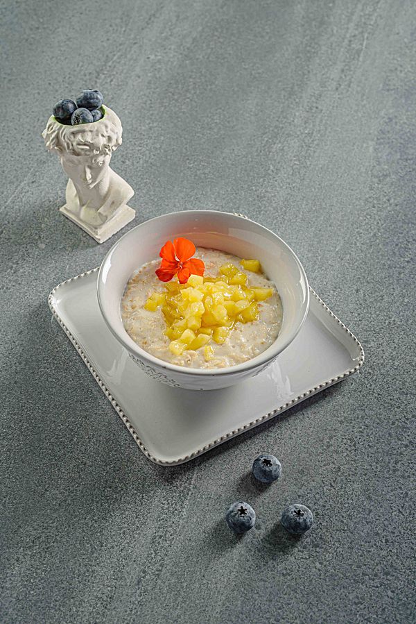 Каша овсяная с карамелезированными яблоками