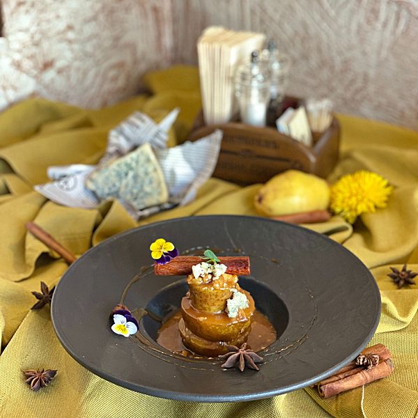 Груша в мягкой карамели с сыром Дорблю и грецкими орехами