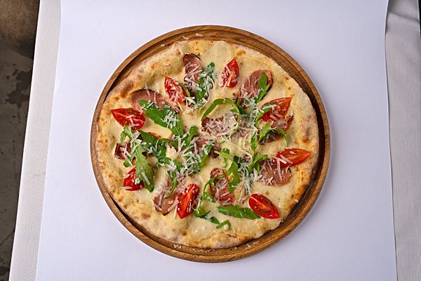 Пицца с копченой уткой и руколой